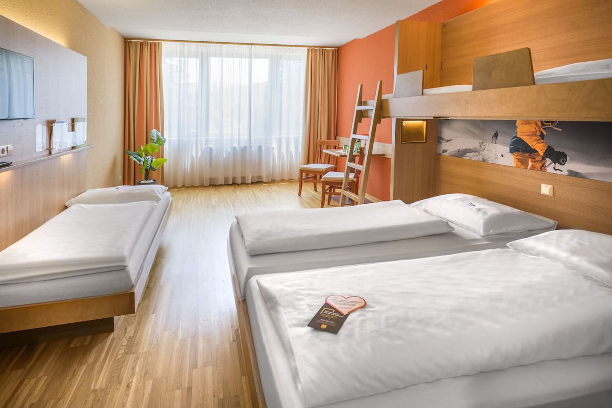 quadruple room | in-room safe, blackout curtains, free wifi, bed sheets