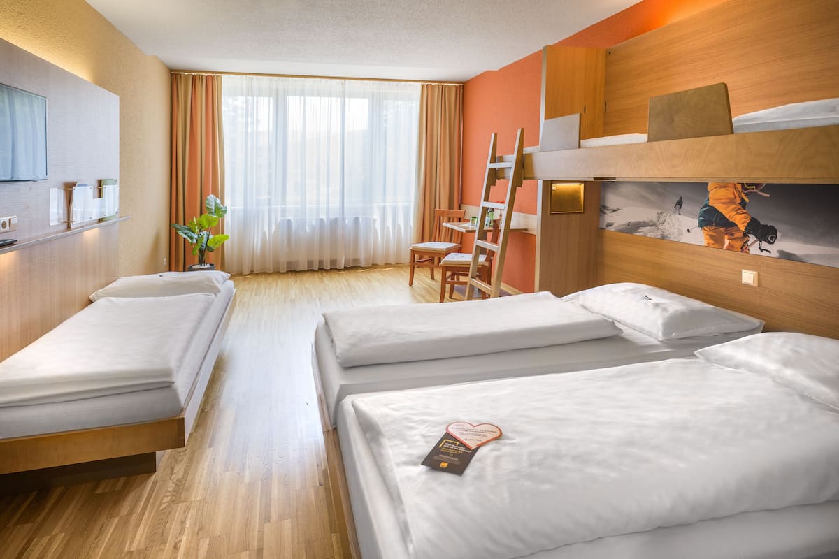 Quadruple Room | Peti besi dalam bilik, langsir/tirai gelap terus, Wi-fi percuma