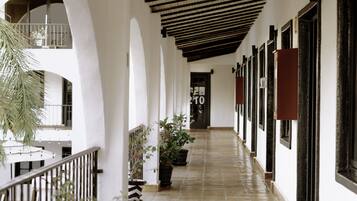 Habitación doble tradicional, 2 camas Queen size, balcón | Vista al patio