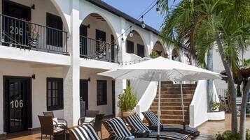 Outdoor pool, sun loungers