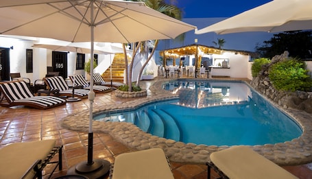 Alberca al aire libre y camastros