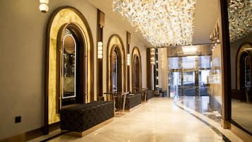 Coin salon dans le hall