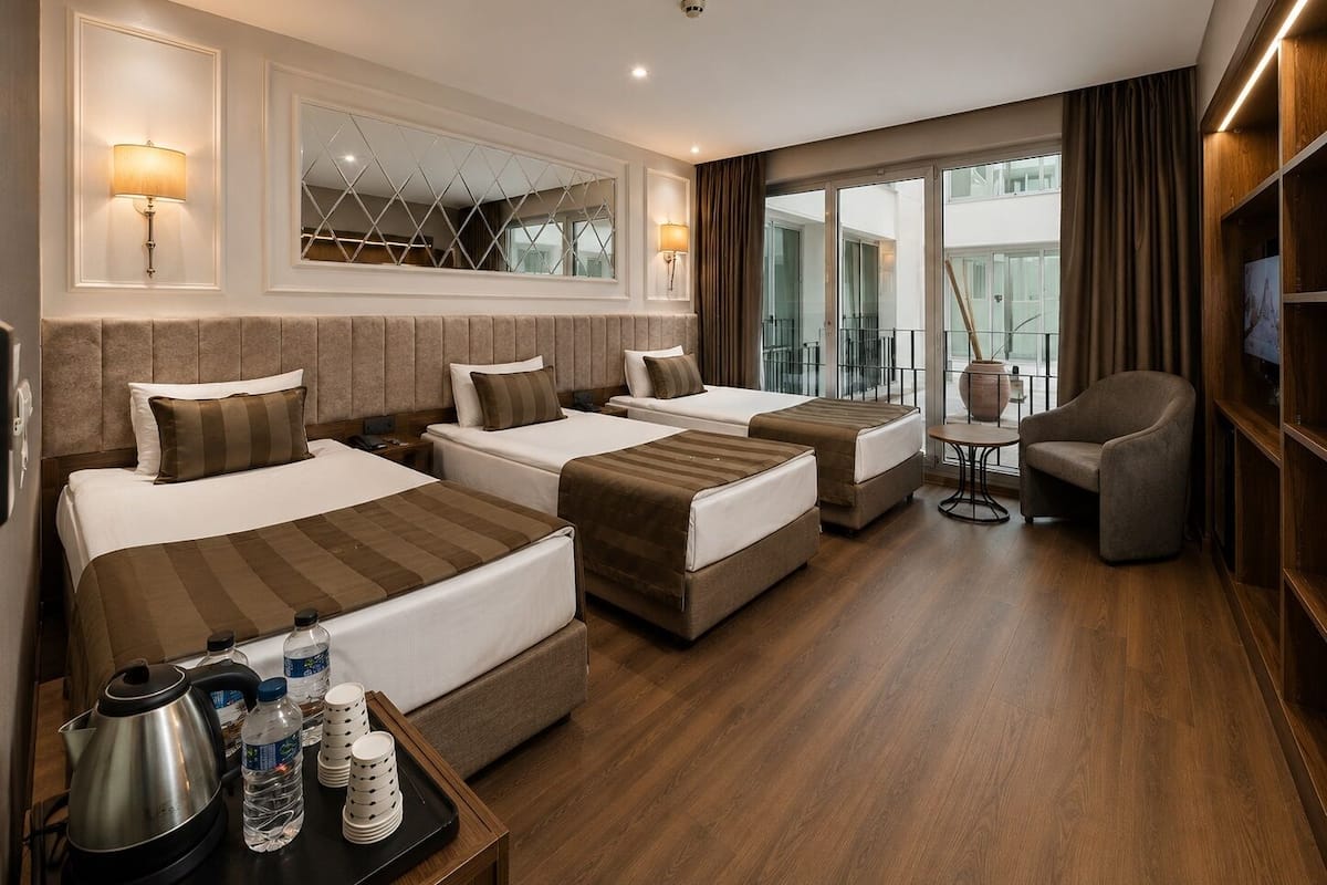 Standard-Dreibettzimmer, Blick auf den Innenhof | Bettwäsche aus ägyptischer Baumwolle, hochwertige Bettwaren, Minibar