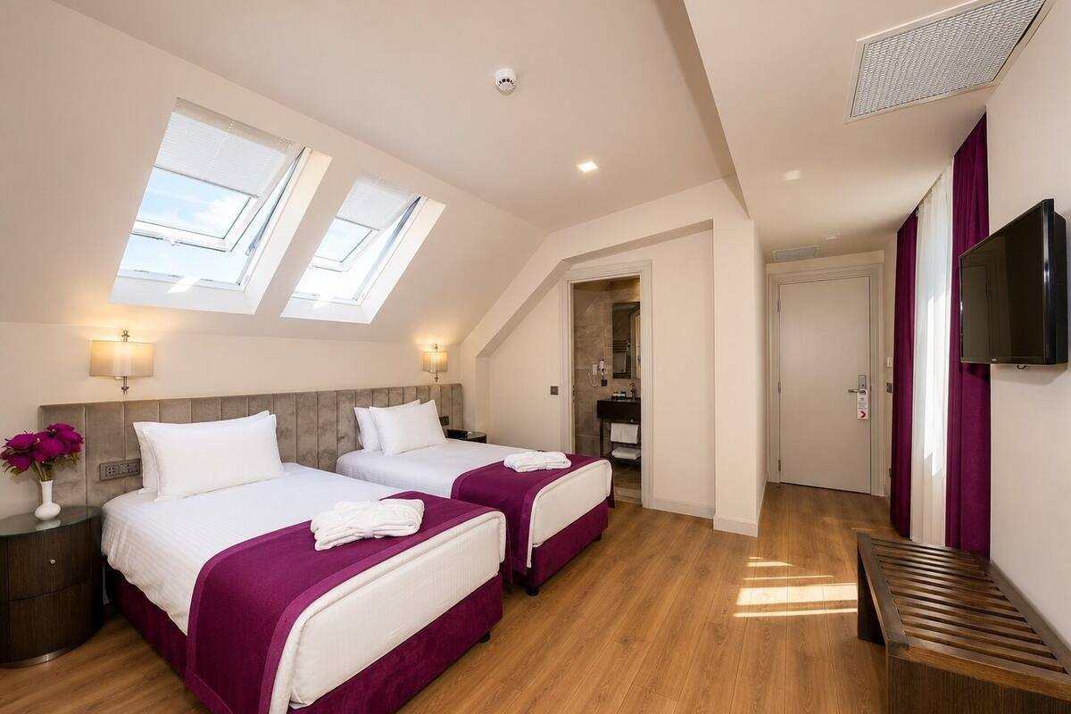 Habitació doble o amb dos llits individuals Comfort, vistes al mar | Llençols de cotó egipci, roba de llit d'alta qualitat i minibar