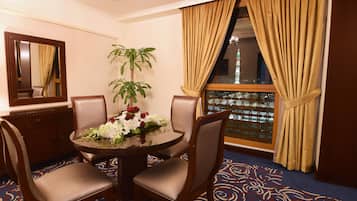 Diplomatic 1-Bedroom Suite with Haram View | Makan dalam bilik