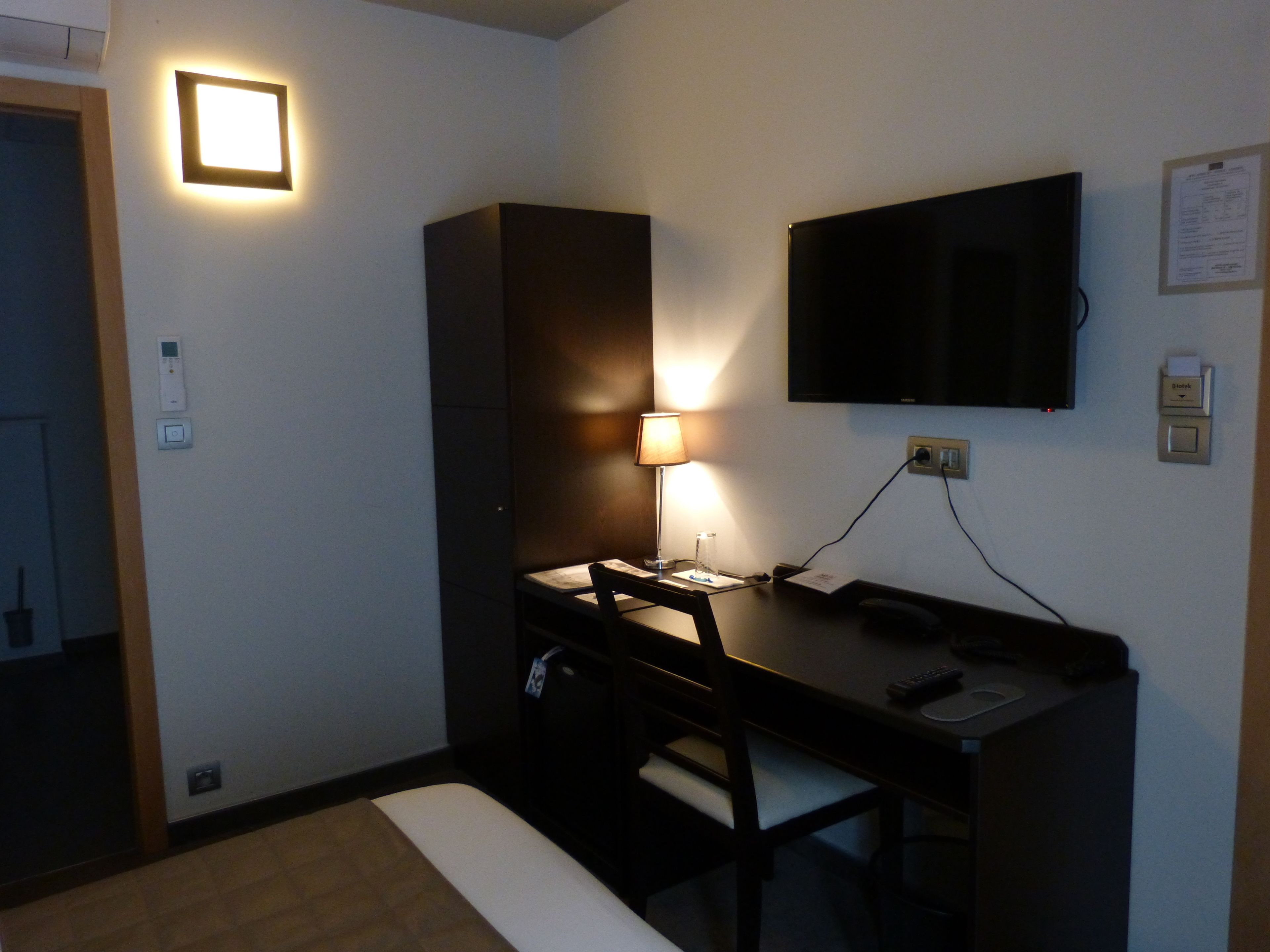 single room | room amenity