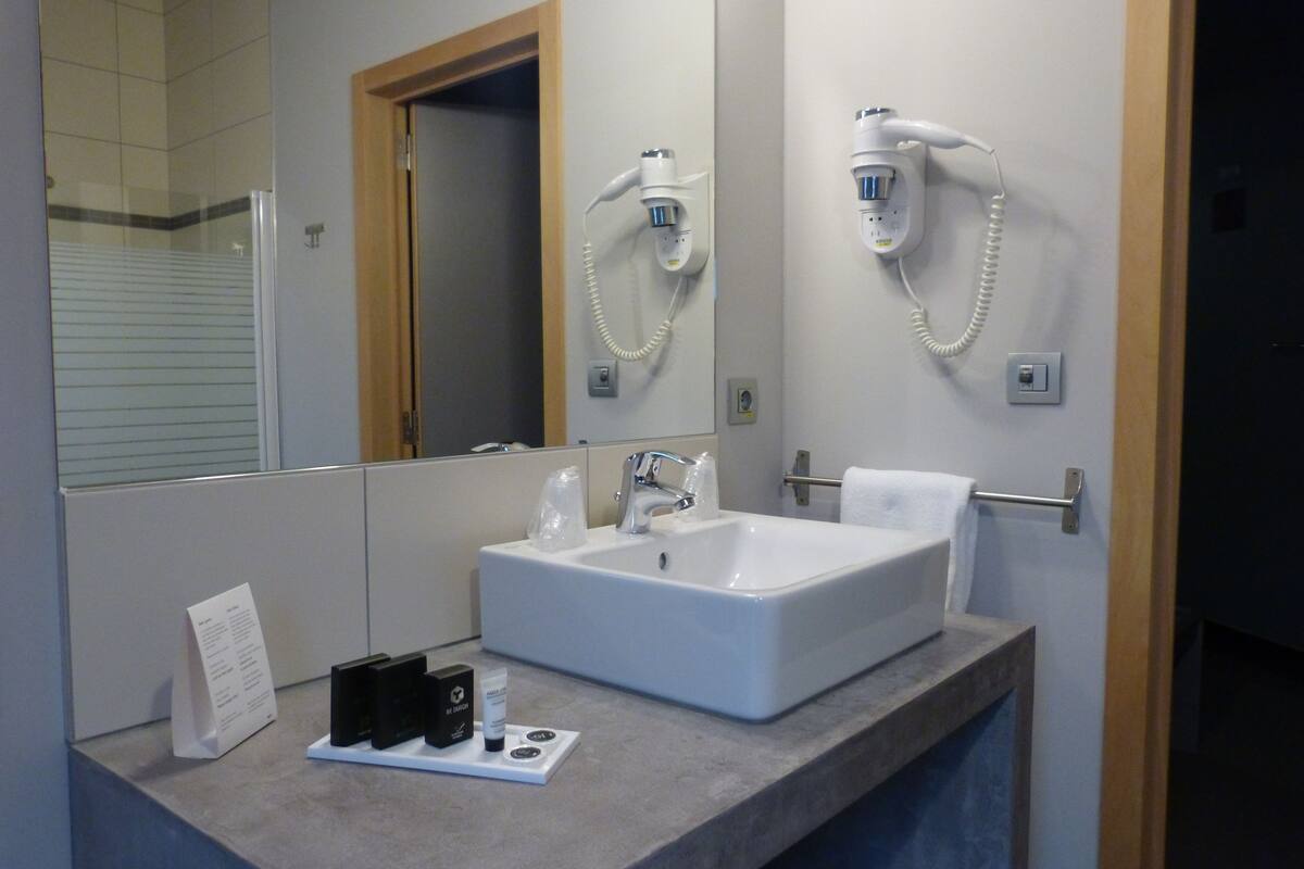 deluxe room | bathroom sink