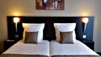 Kamar Twin | Seprai premium, minibar, meja kerja, dan tirai kedap cahaya