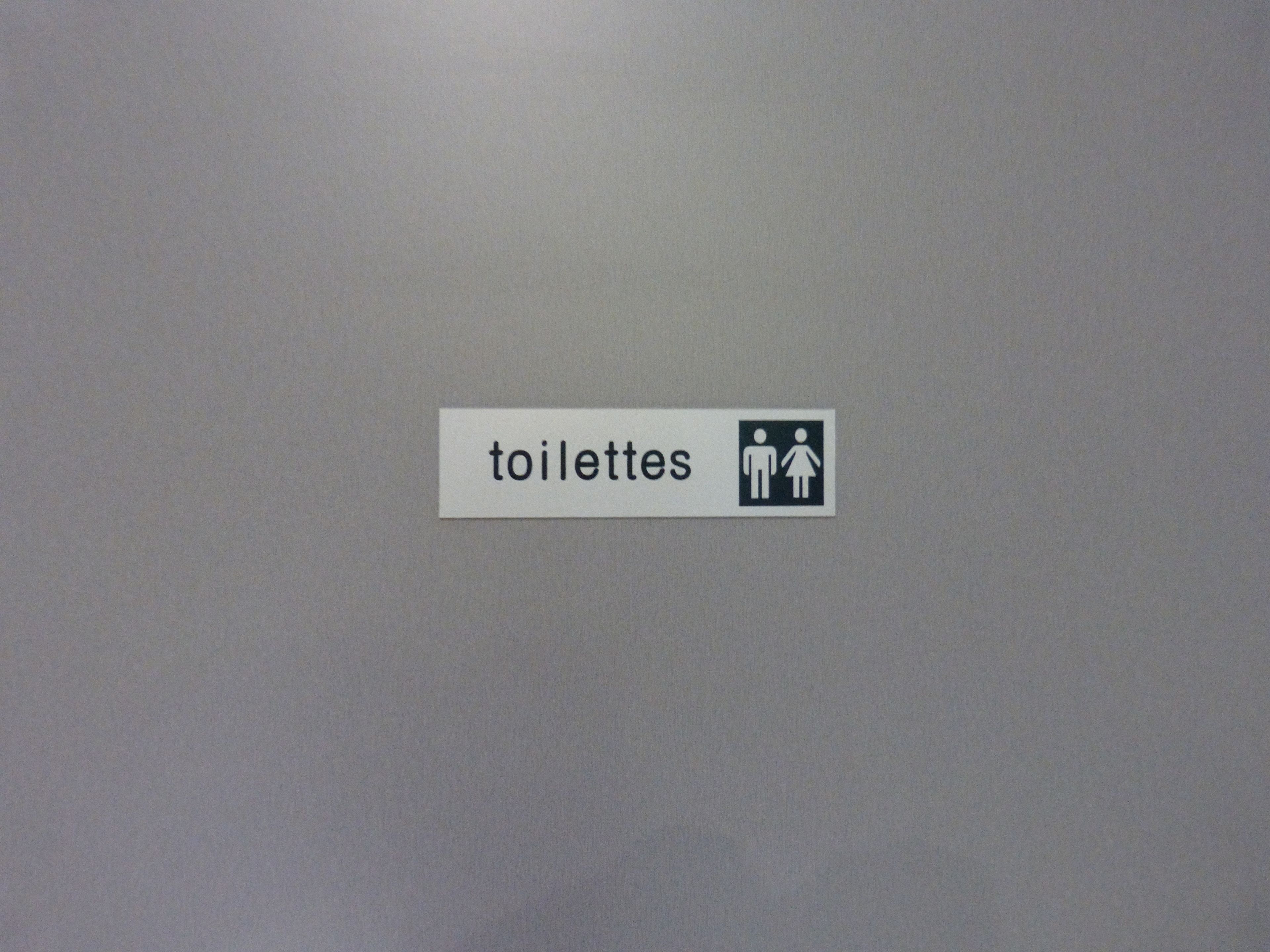 A sign indicating the location of toilets.