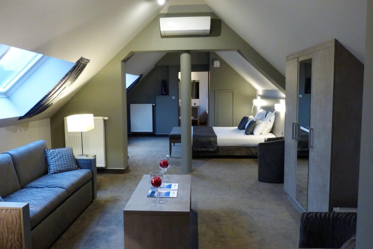 Suite | Premium bedding, minibar, desk, blackout curtains