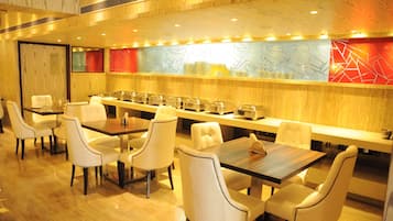 Phục vụ bữa sáng, bữa trưa, bữa tối, món ăn mang phong cách quốc tế