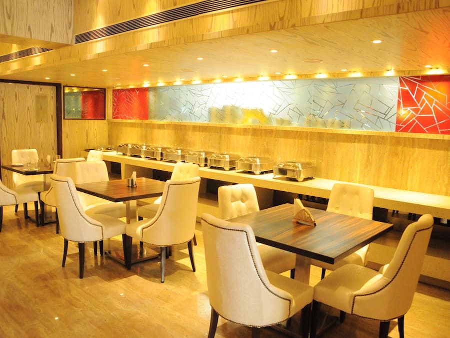 Der serveres morgenmad, frokost, aftensmad og internationale retter