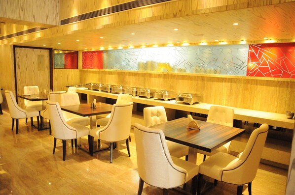 朝食、ランチ、ディナーに営業 (多国籍料理)