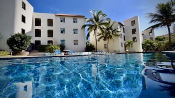 Una piscina al aire libre, sombrillas