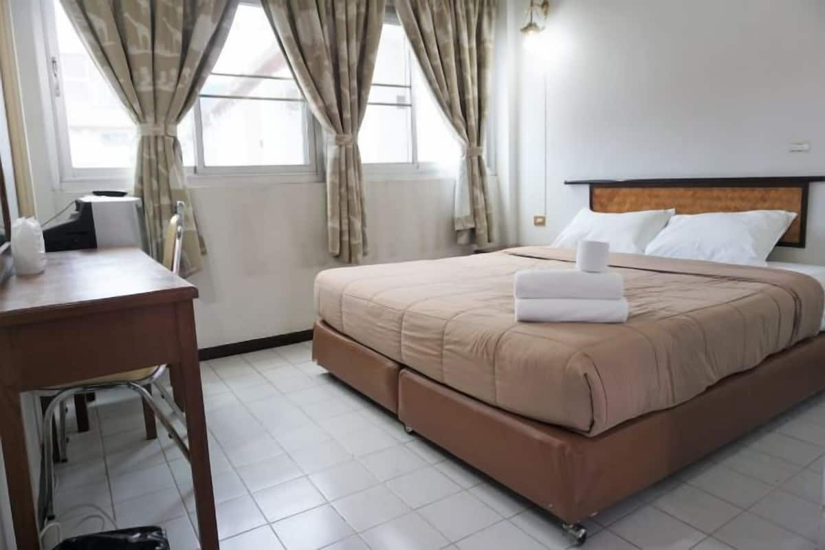 Desk, free WiFi, bed sheets