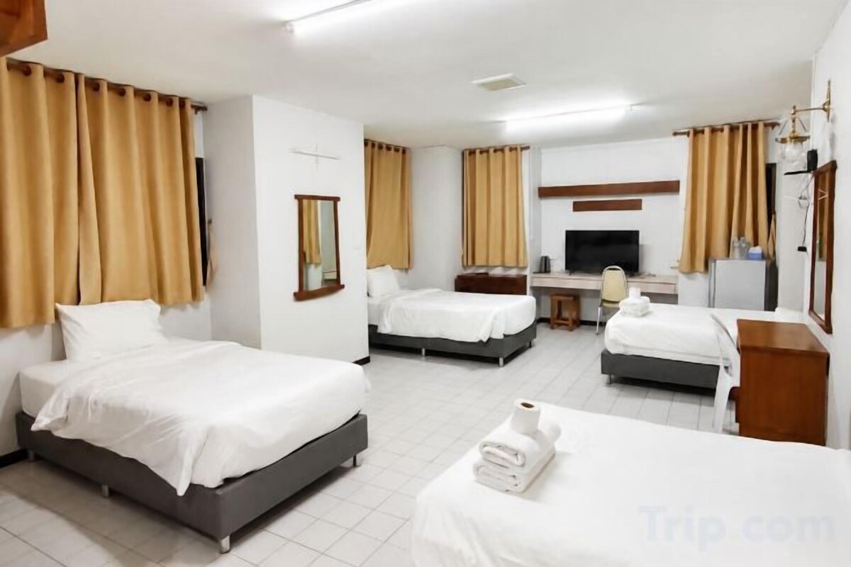 Family Room for 4 – 4 Single Beds and 2 Bathrooms