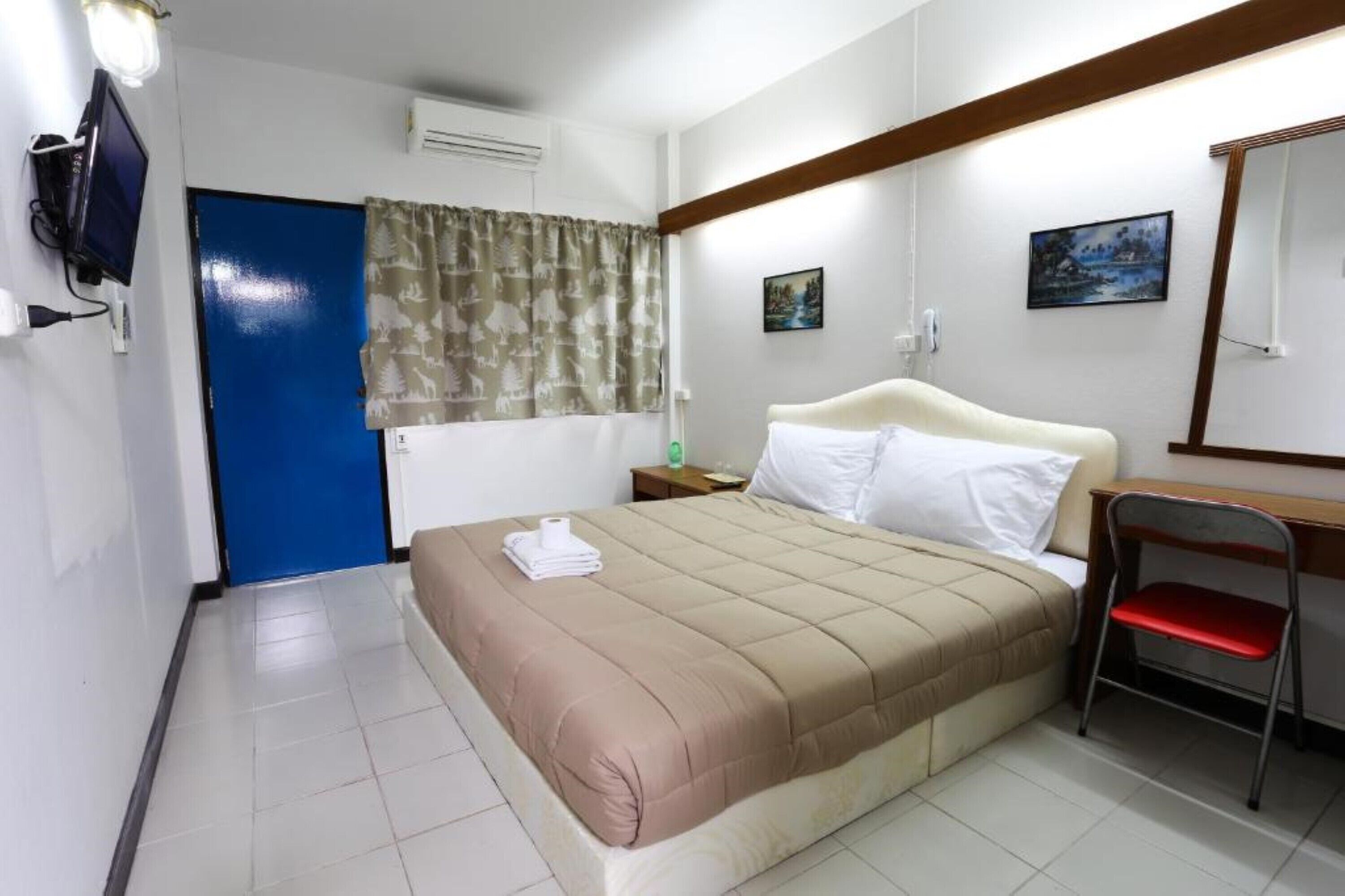 Desk, WiFi (free), bed sheets