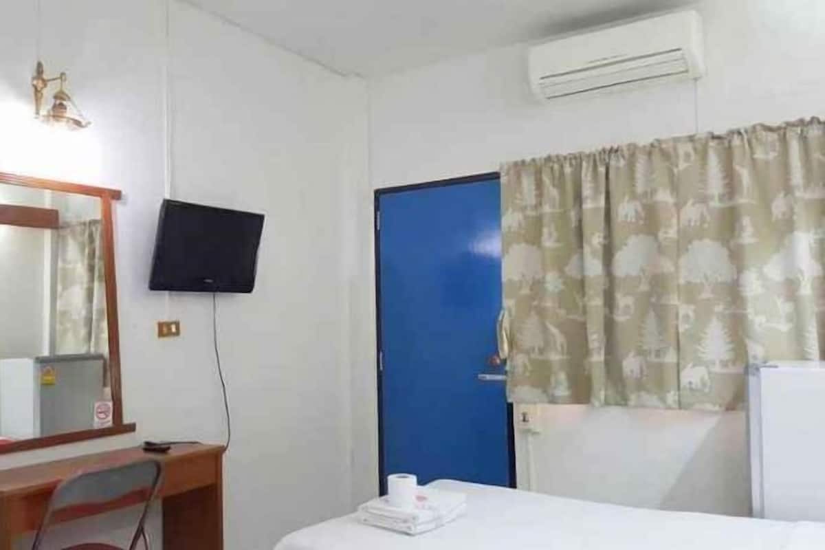 Desk, free WiFi, bed sheets