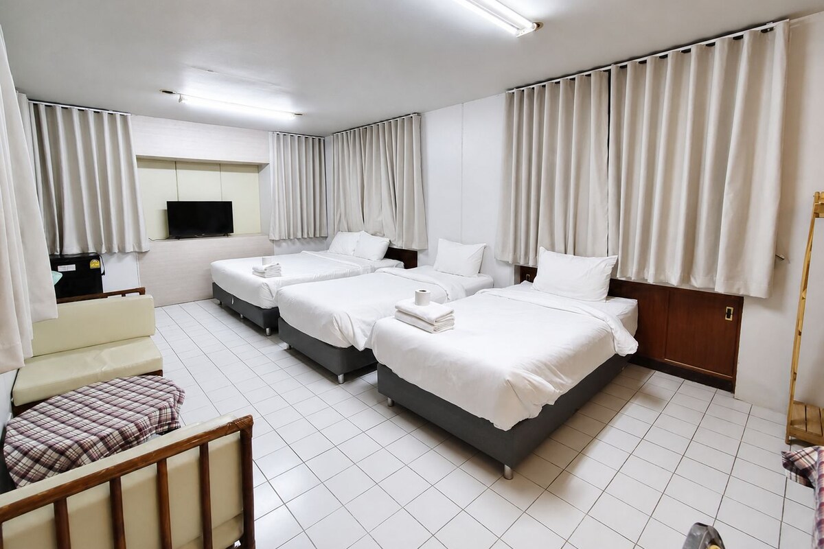 Family Room for 4 - 1 King Bed and 2 Single Beds | 書桌、免費 Wi-Fi、床單