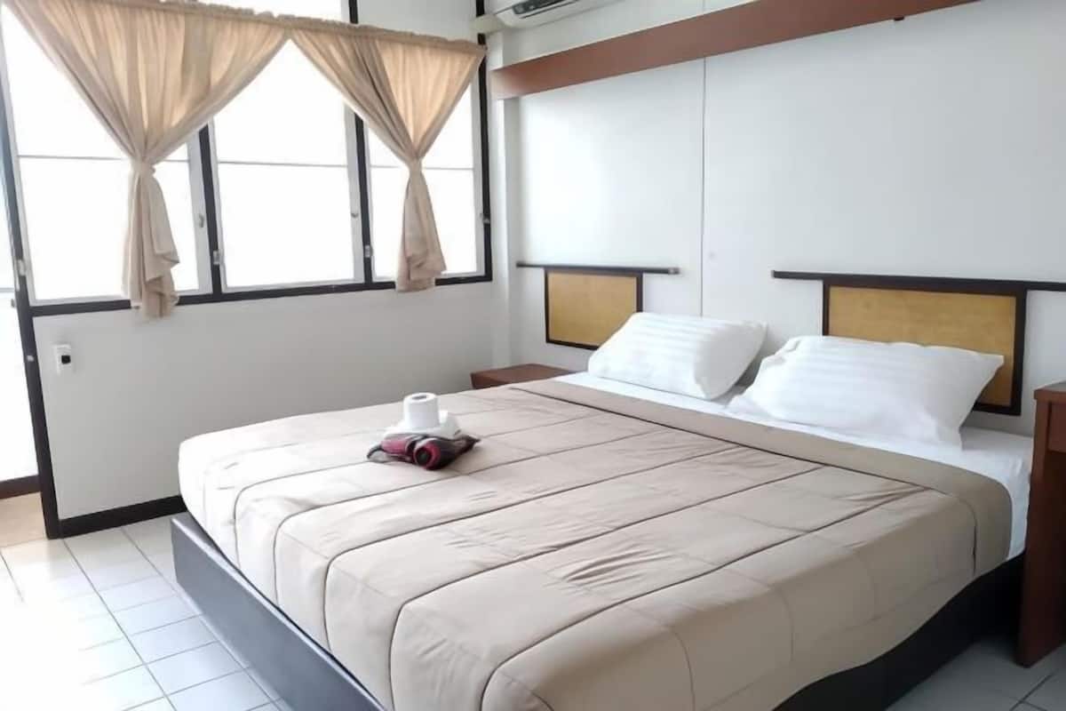 Desk, free WiFi, bed sheets