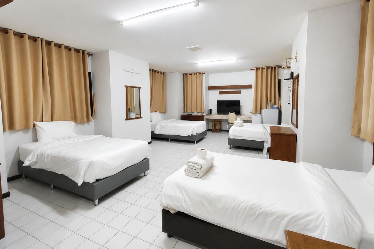 Family Room for 4 - 4 Single Beds and 2 Bathrooms | 書桌、免費 Wi-Fi、床單