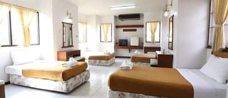 Family Room | Desk, free WiFi, bed sheets