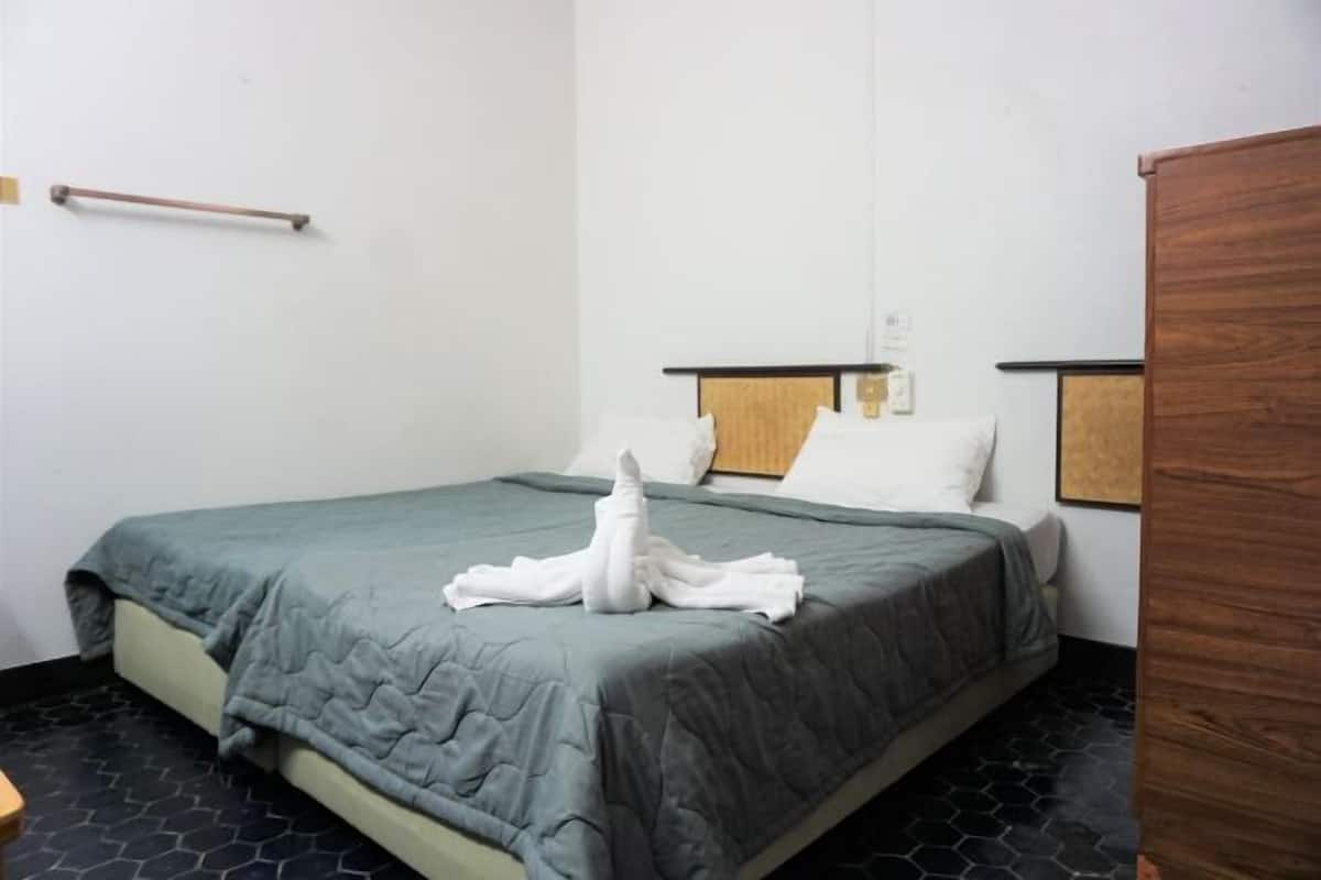 1 bedroom, desk, free WiFi, bed sheets