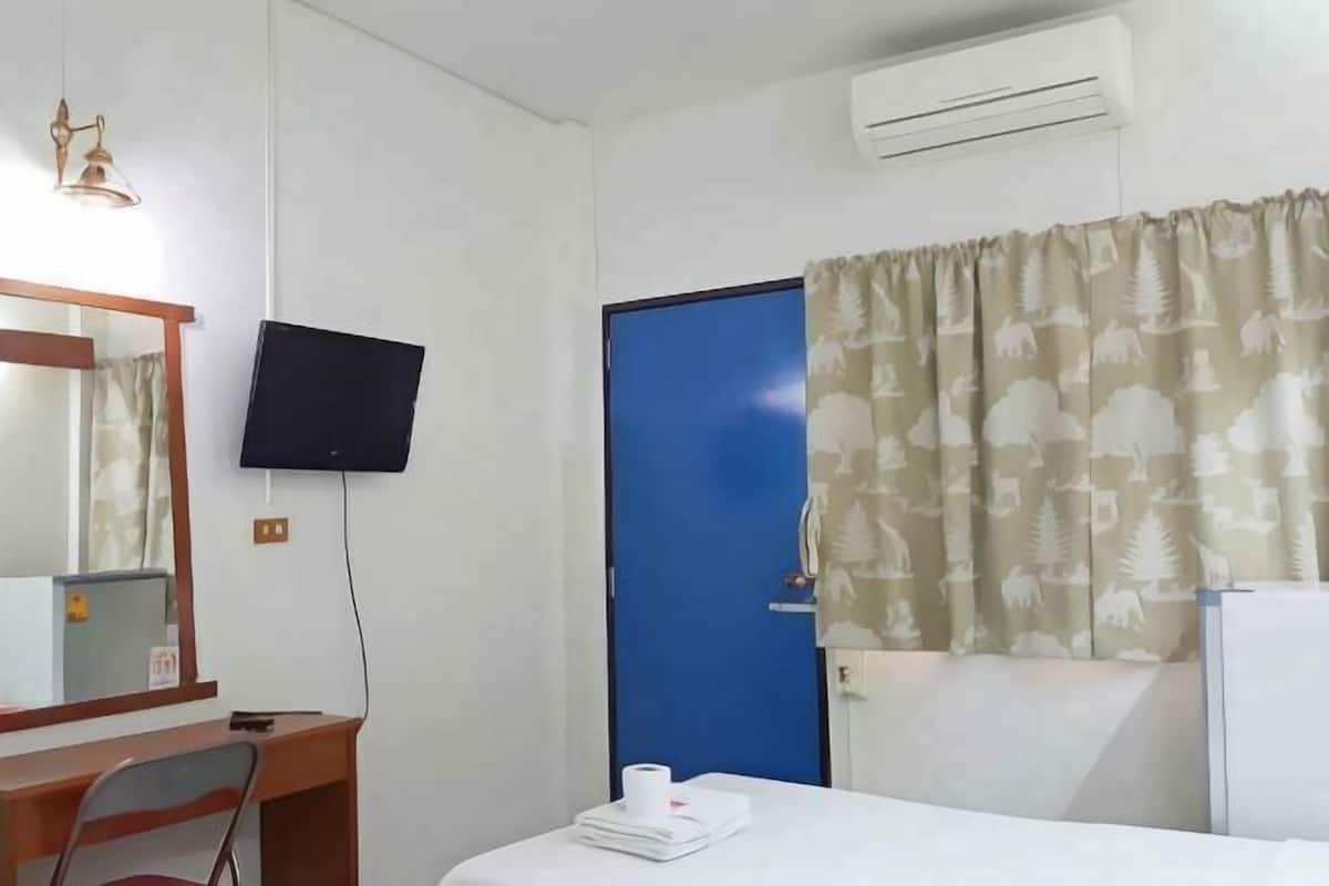 1 bedroom, desk, free WiFi, bed sheets