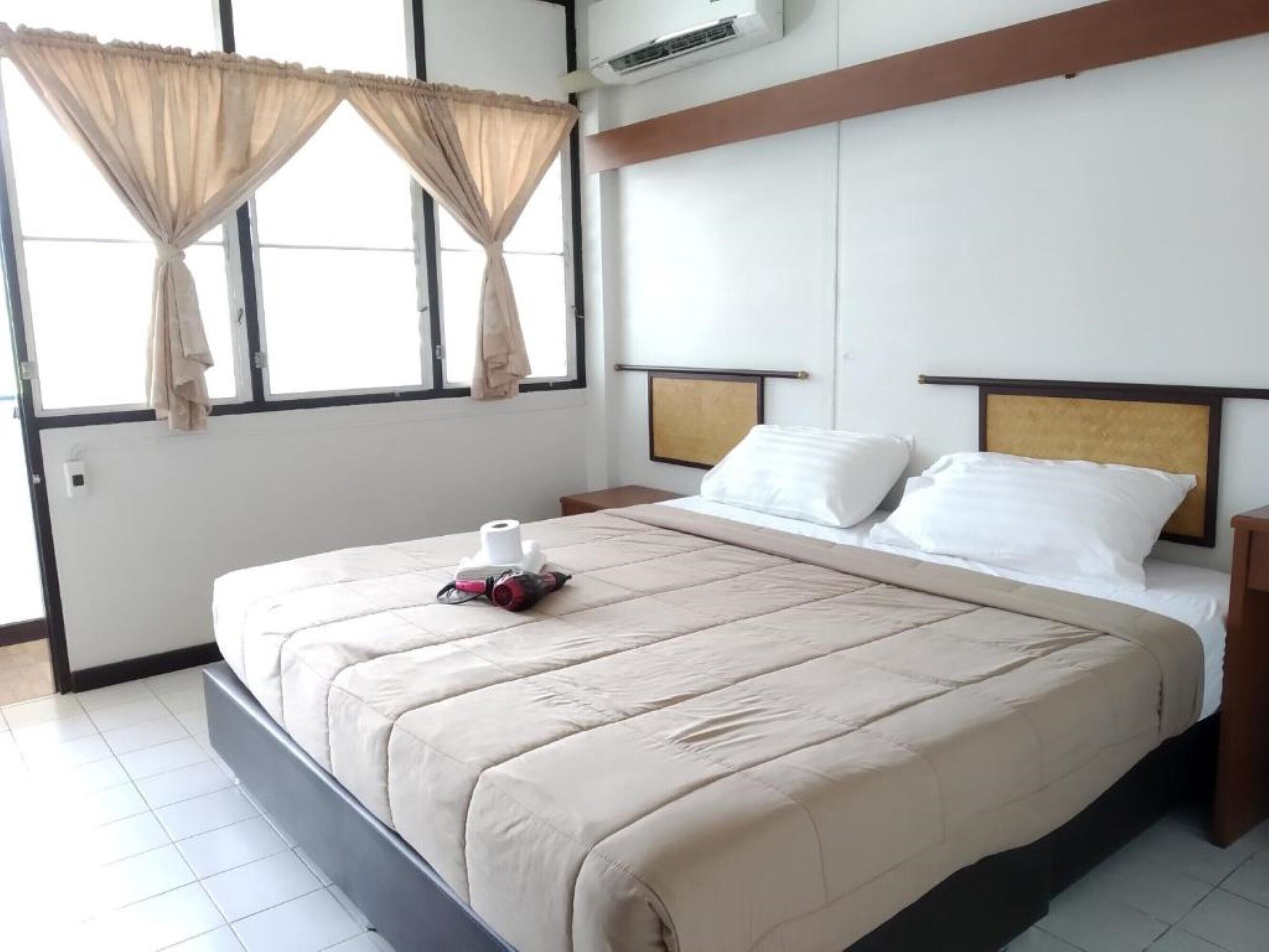 Desk, WiFi (free), bed sheets