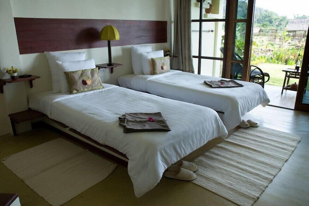 Premium bedding, minibar (free items), blackout drapes, cribs (free)