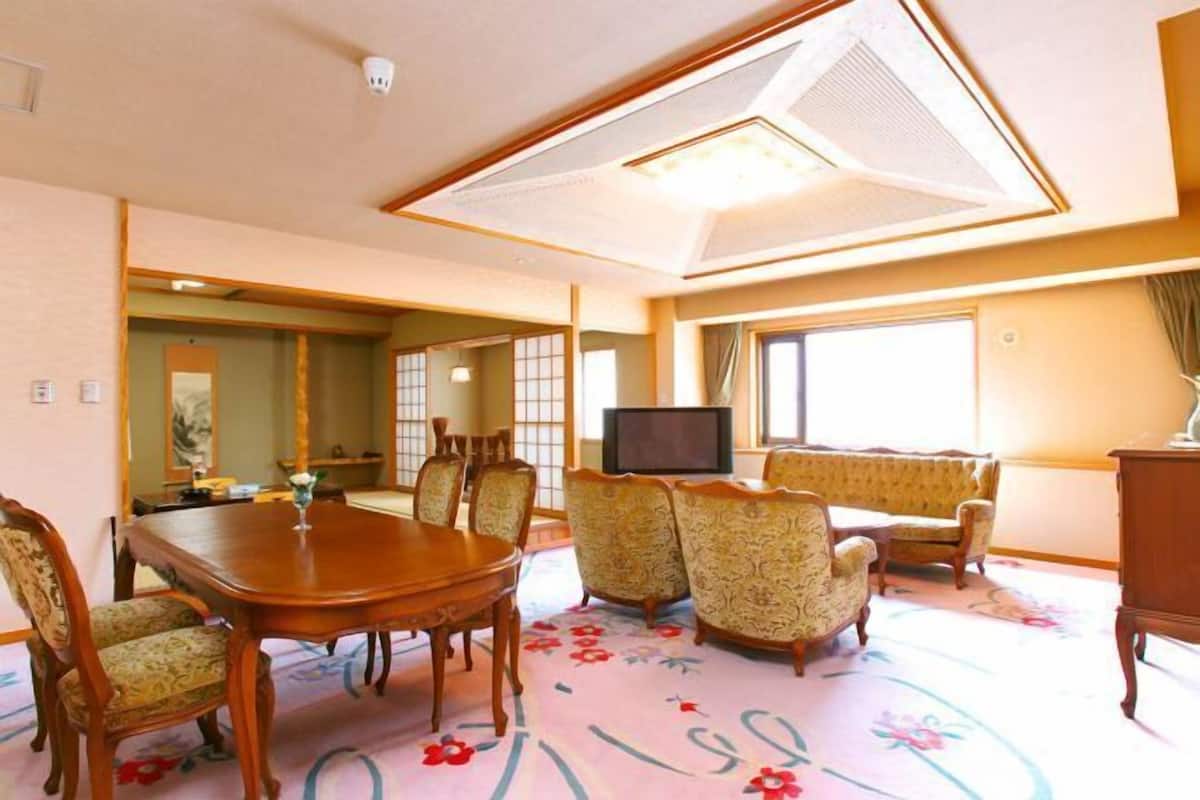 Dining | Breakfast and dinner served, Japanese cuisine