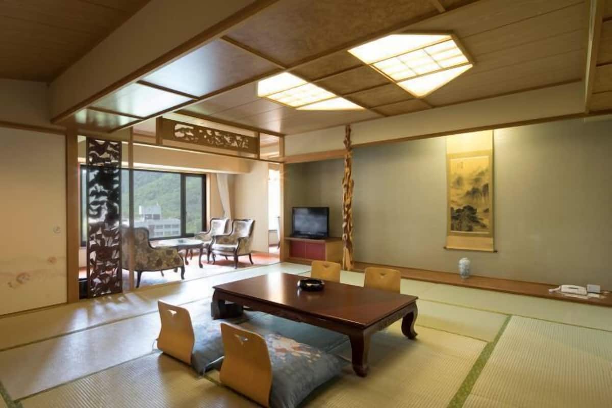 Dining | Breakfast and dinner served, Japanese cuisine