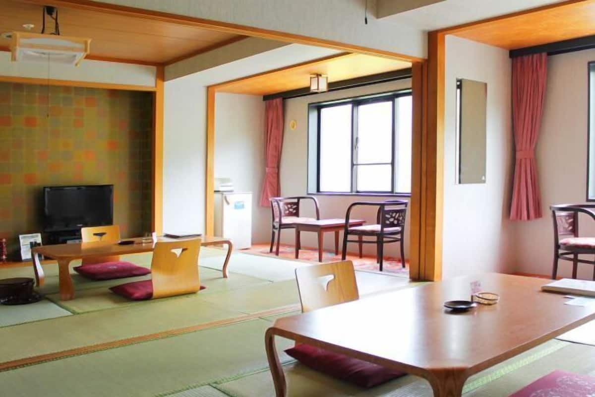 Dining | Breakfast and dinner served, Japanese cuisine