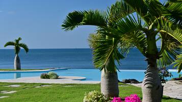 Piscine extérieure (ouverte en saison), chaises longues