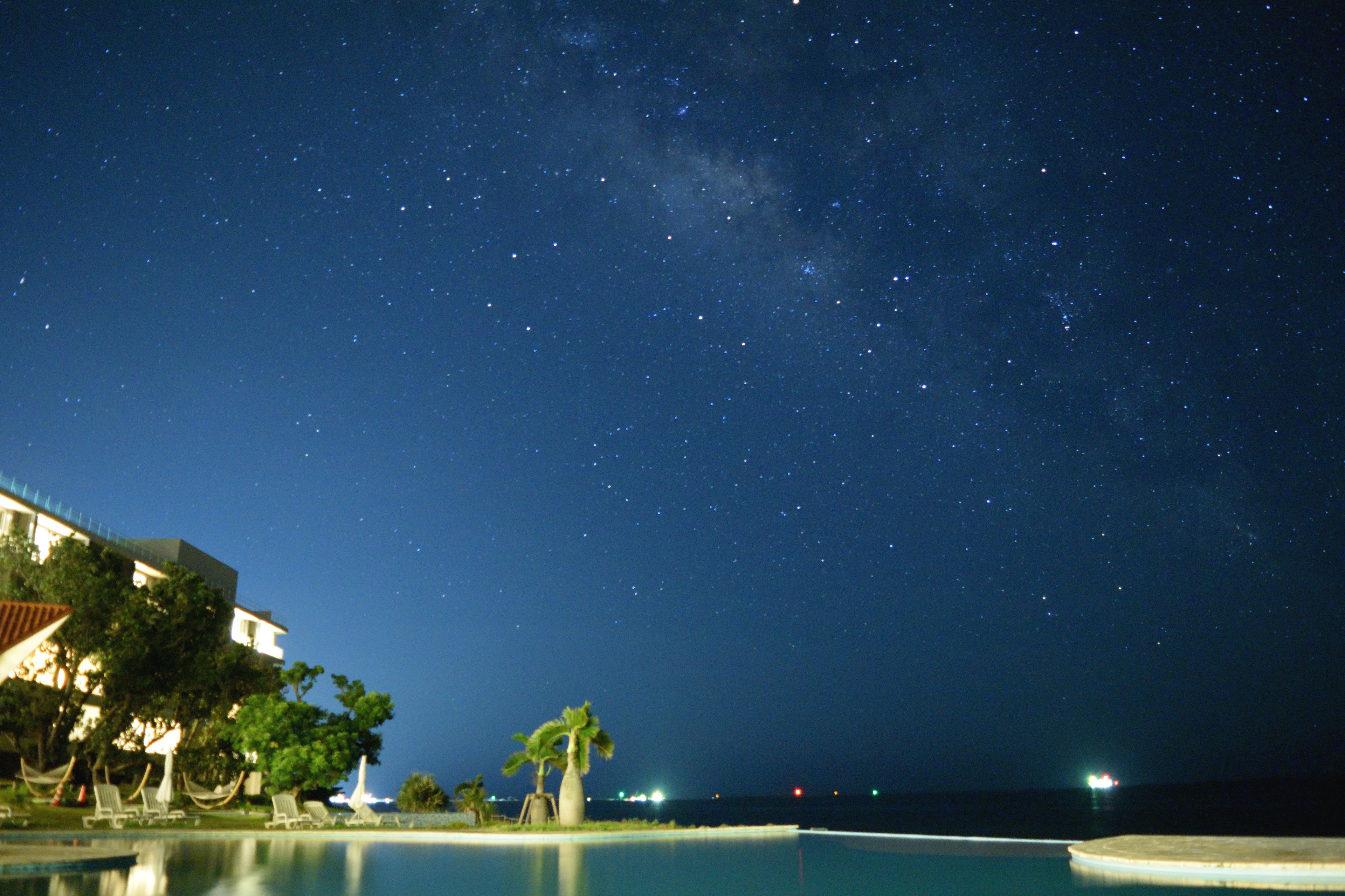 Seasonal outdoor pool, open 8:00 AM to 7:00 PM, pool loungers