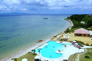 Plage, chaises longues, parasols, serviettes de plage