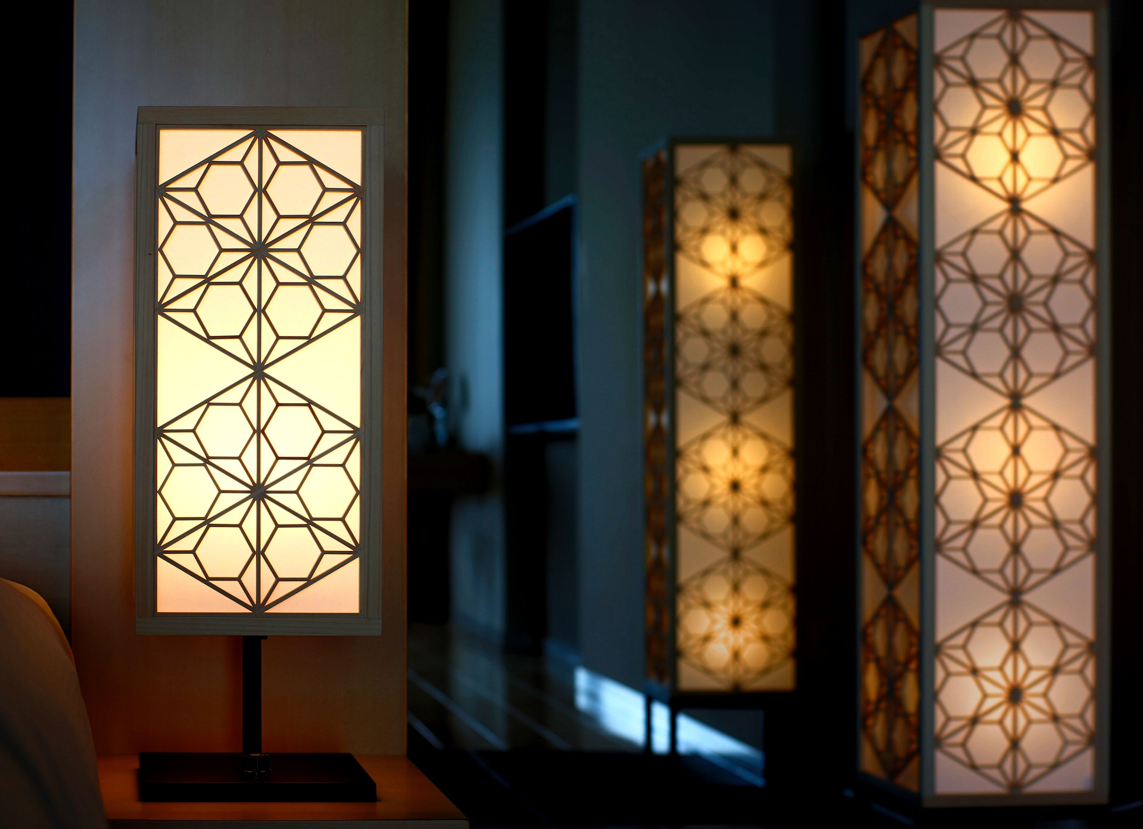 Una serie de paneles iluminados con diseños geométricos, probablemente parte de la decoración interior de un hotel.