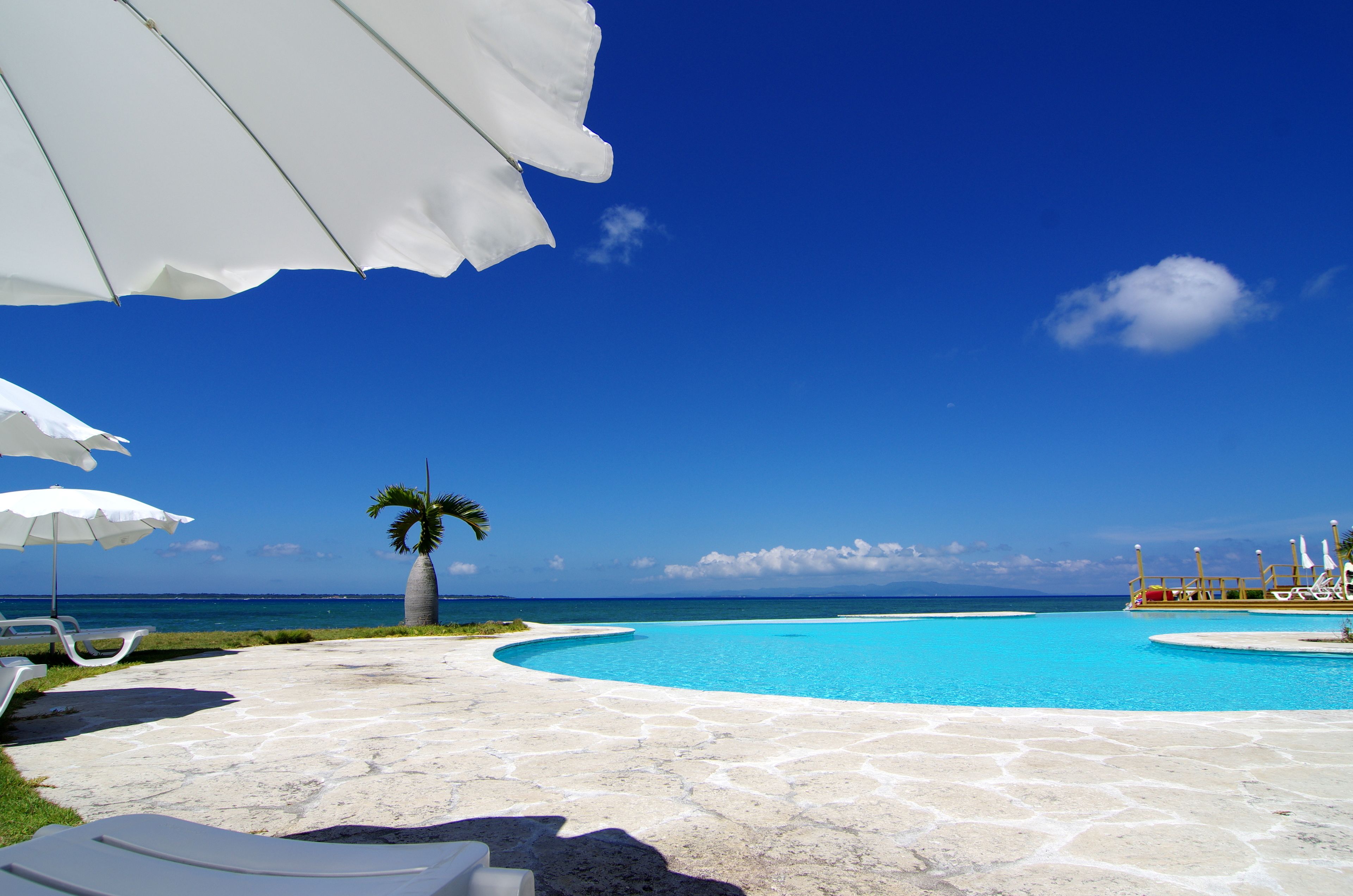 seasonal outdoor pool, open 8:00 am to 7:00 pm, pool loungers