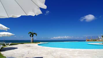 Seasonal outdoor pool, open 8:00 AM to 7:00 PM, pool loungers