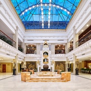 青岛市中心的五四广场| Expedia