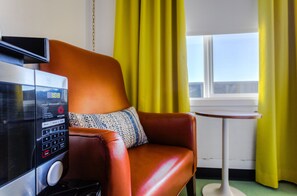 Premium bedding, down duvets, blackout curtains, iron/ironing board - Mylo Hotel (Daly City)