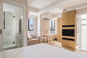 Minibar con artículos gratuitos y caja de seguridad en la habitación