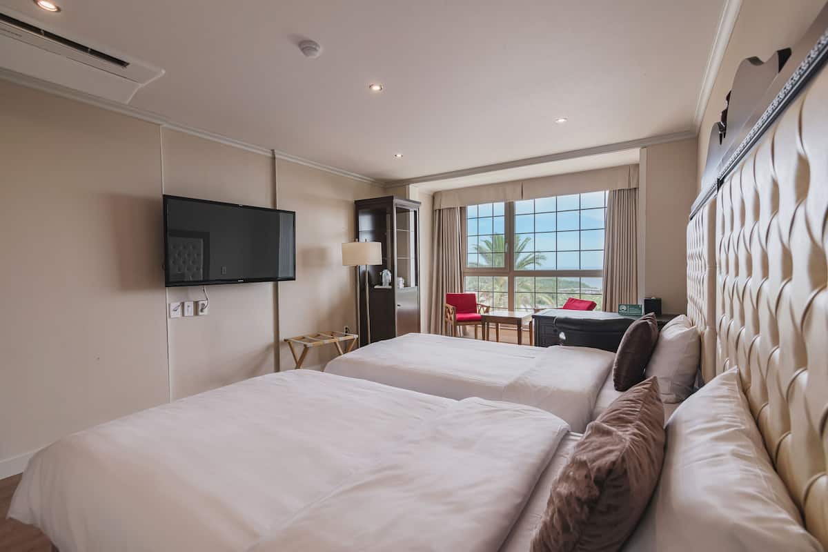 Zweibettzimmer, Badewanne, Meerblick