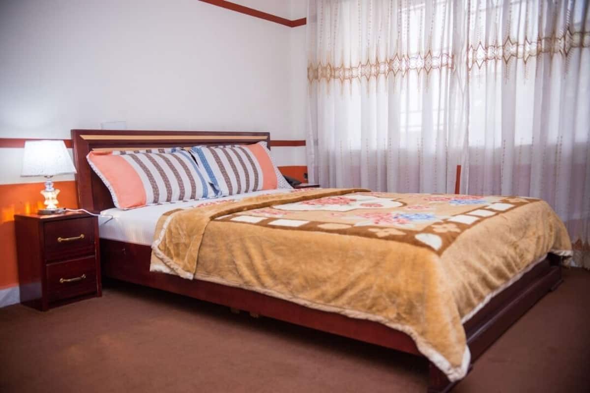 Quarto casal luxo | Frigobar, cofres nos quartos, Wi-Fi de cortesia