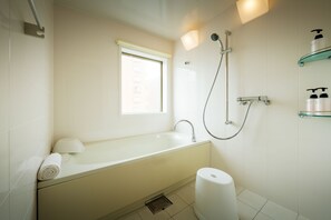Chambre Exécutive avec lits jumeaux | Douche de la salle de bain
