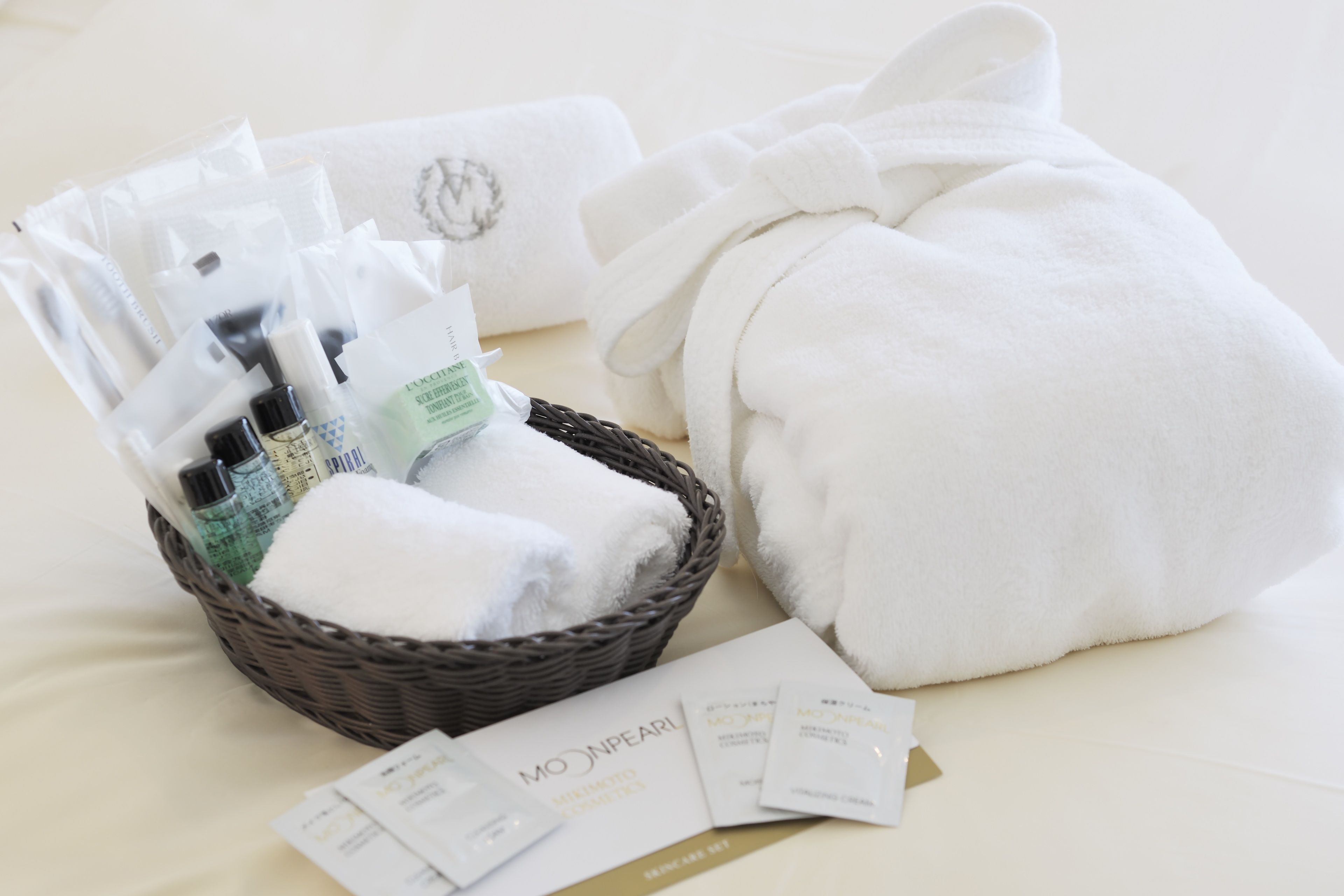 combined shower/bathtub, free toiletries, hair dryer, bathrobes