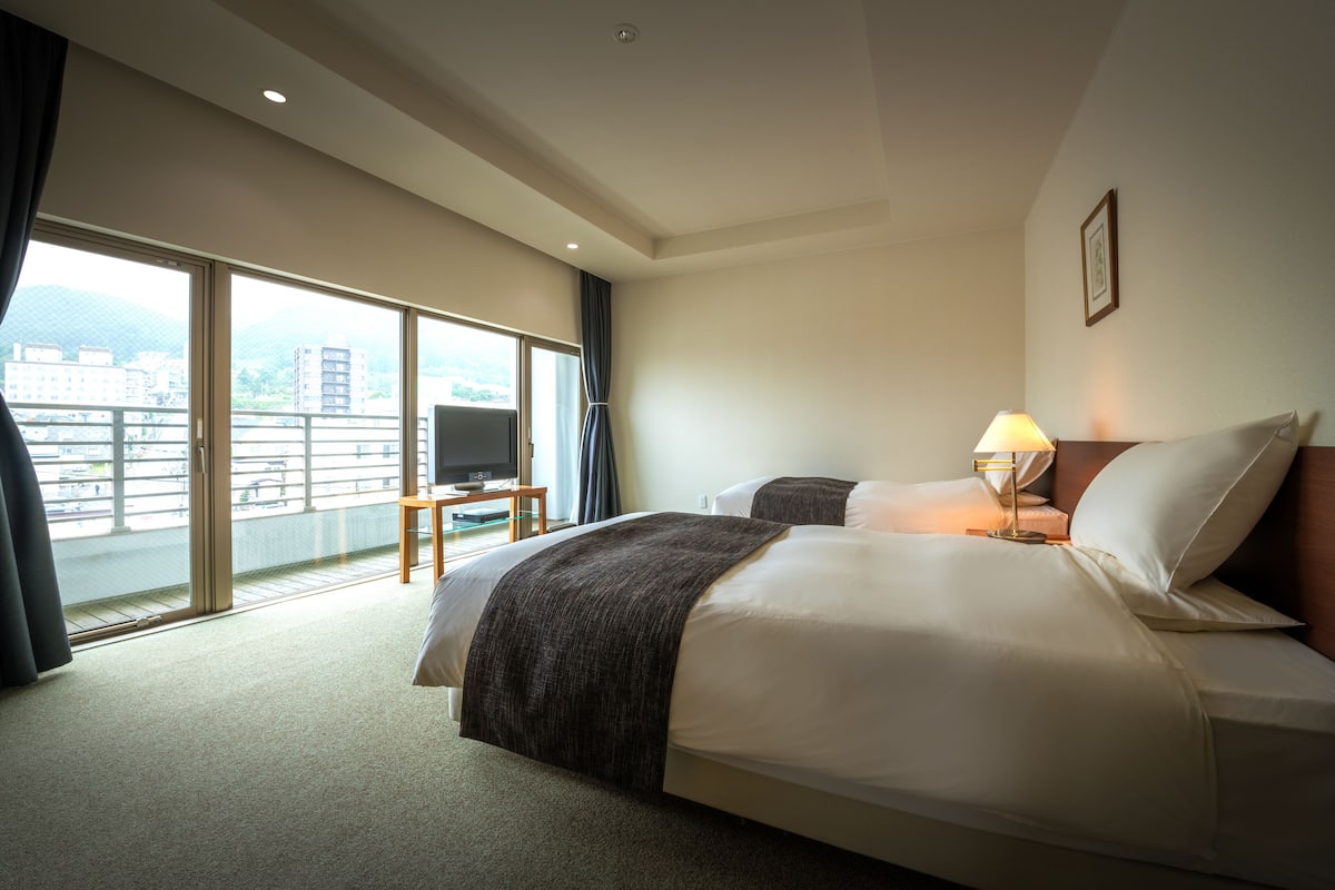 1 kamar tidur, selimut bulu angsa, brankas, dan meja kerja