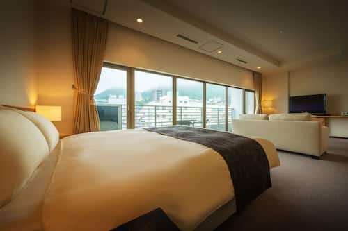 Down comforters, in-room safe, desk, soundproofing