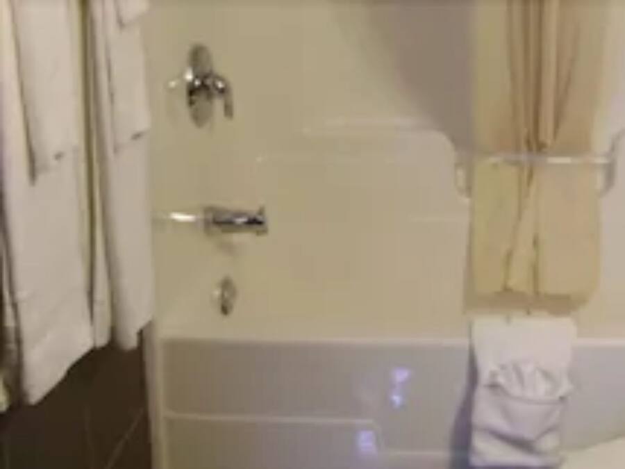 Une salle de bain avec une baignoire, des toilettes et un espace douche.