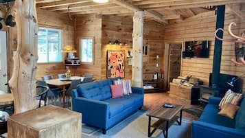 Grande Cabine | Living area | Flat-screen TV, fireplace, DVD player